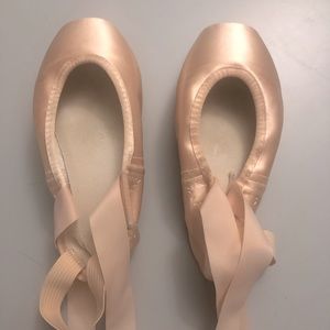 Gaynor Minden Ballet Pointe Shoes ribbons and wing
